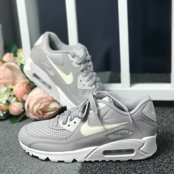 Nike Shoes - NWT Air Max 90 SE Arctic Grey WMNS